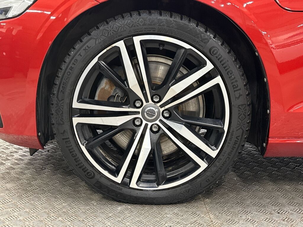 Volvo V60 2021 Punainen