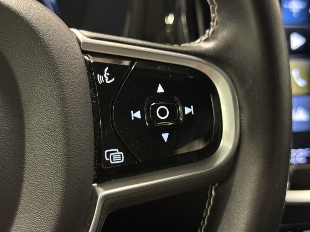 Volvo V60 2021 Punainen