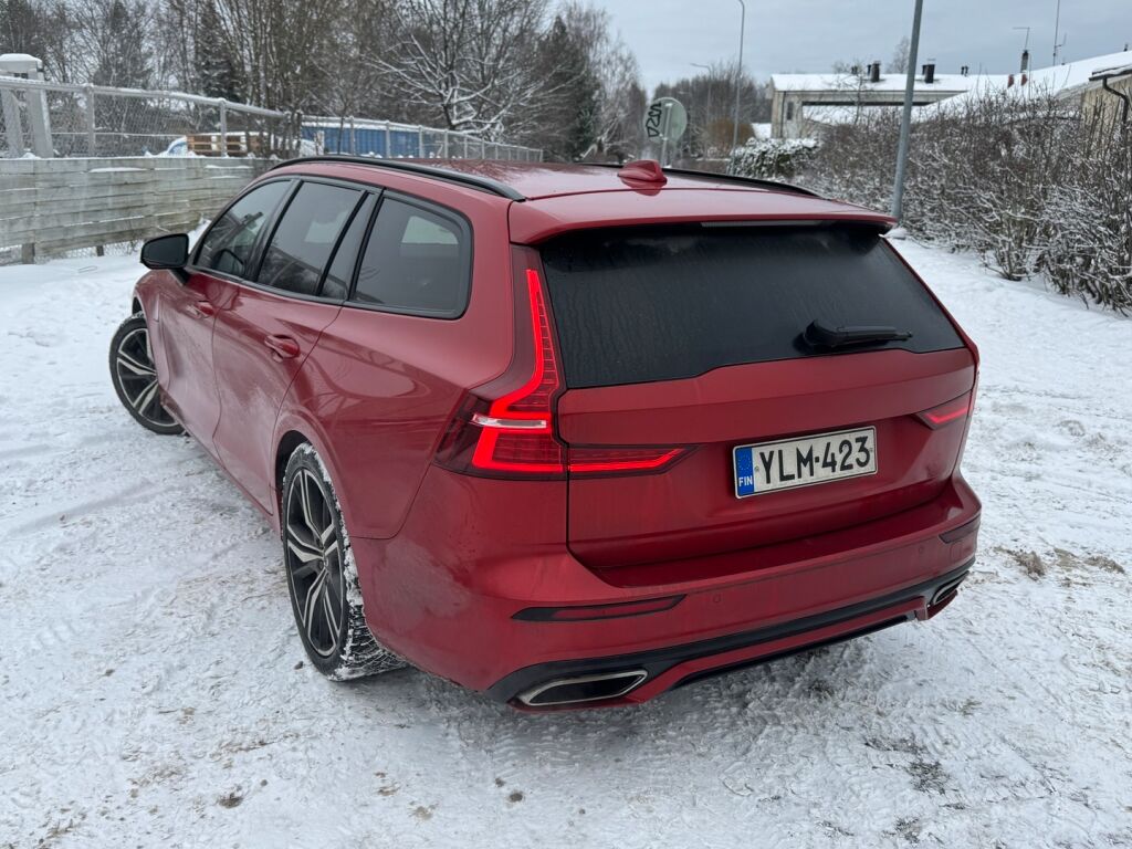 Volvo V60 2021 Punainen