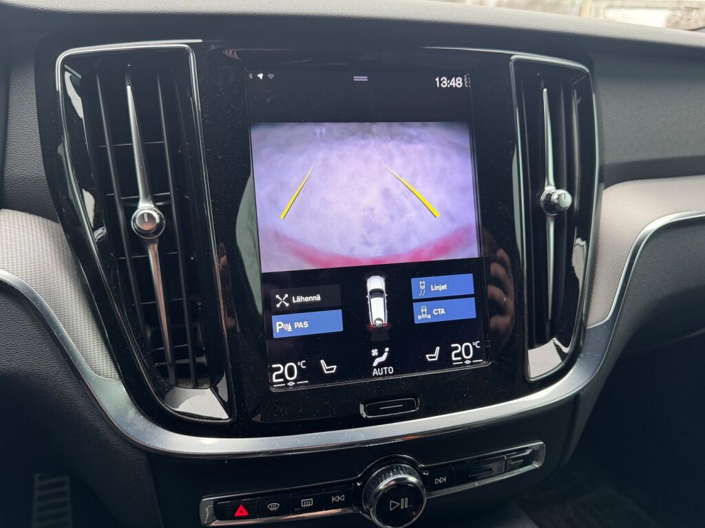 Volvo V60 2021 Punainen