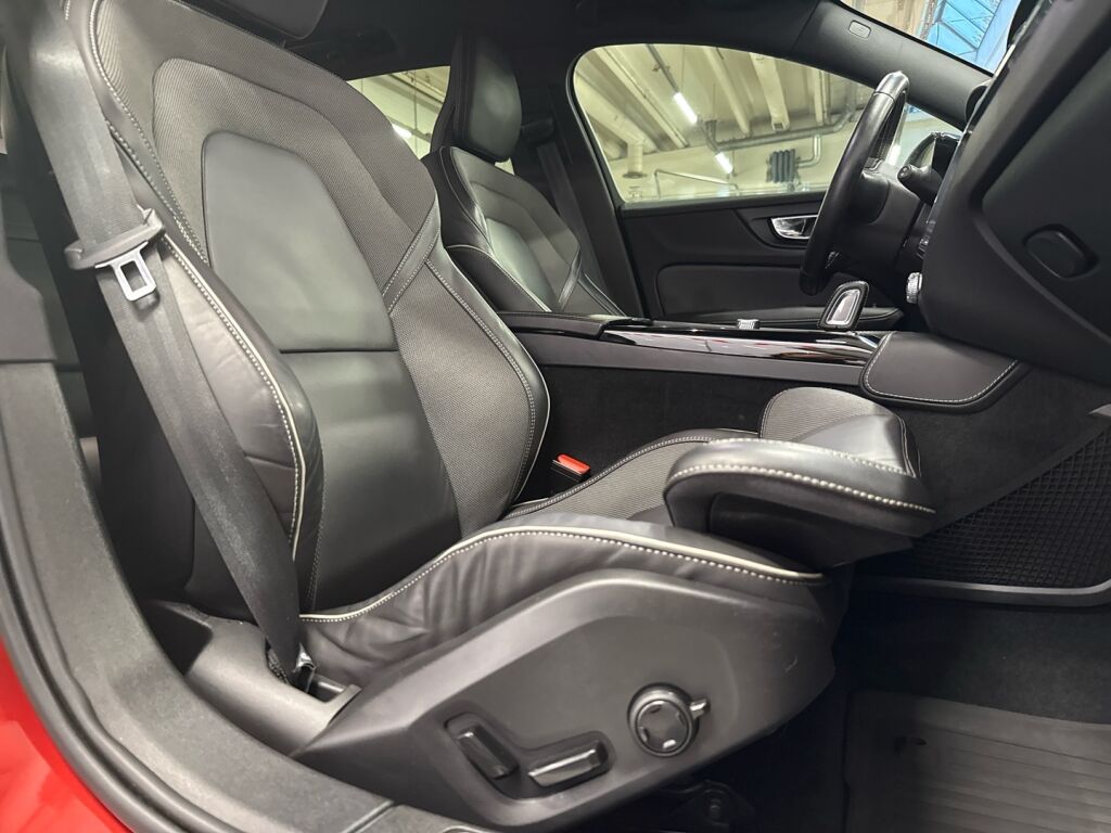 Volvo V60 2021 Punainen