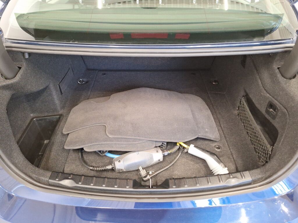 BMW 330 2017 Sininen