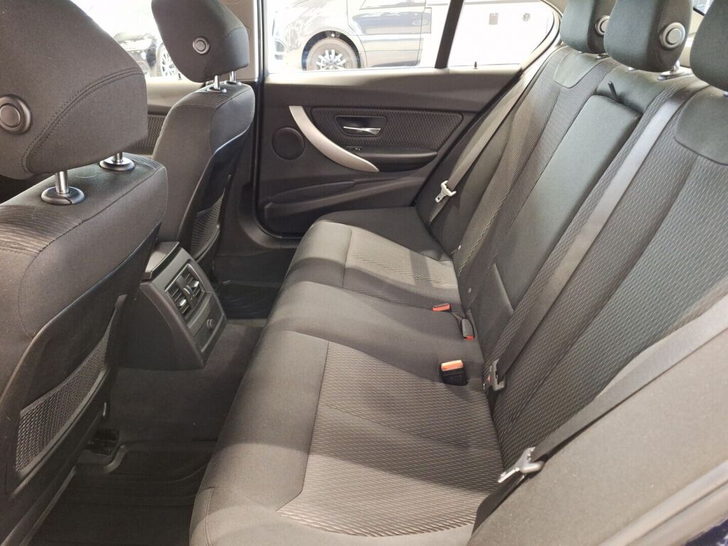 BMW 330 2017 Sininen