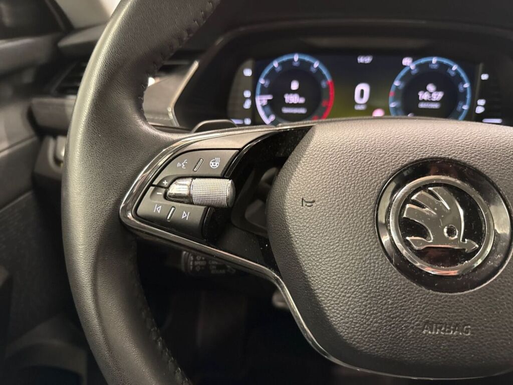 Skoda Octavia 2022 Valkoinen