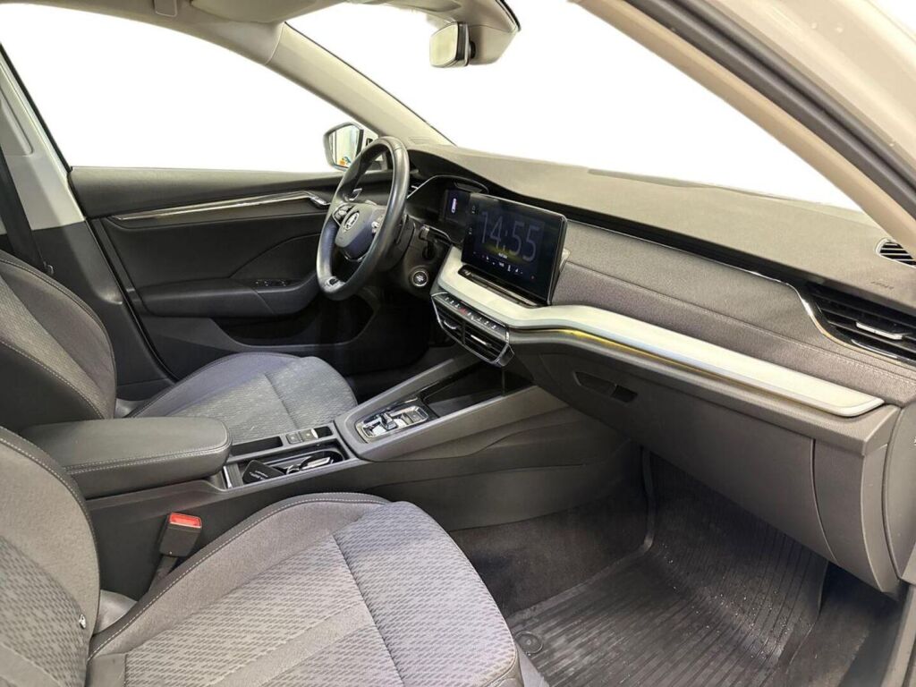 Skoda Octavia 2022 Valkoinen