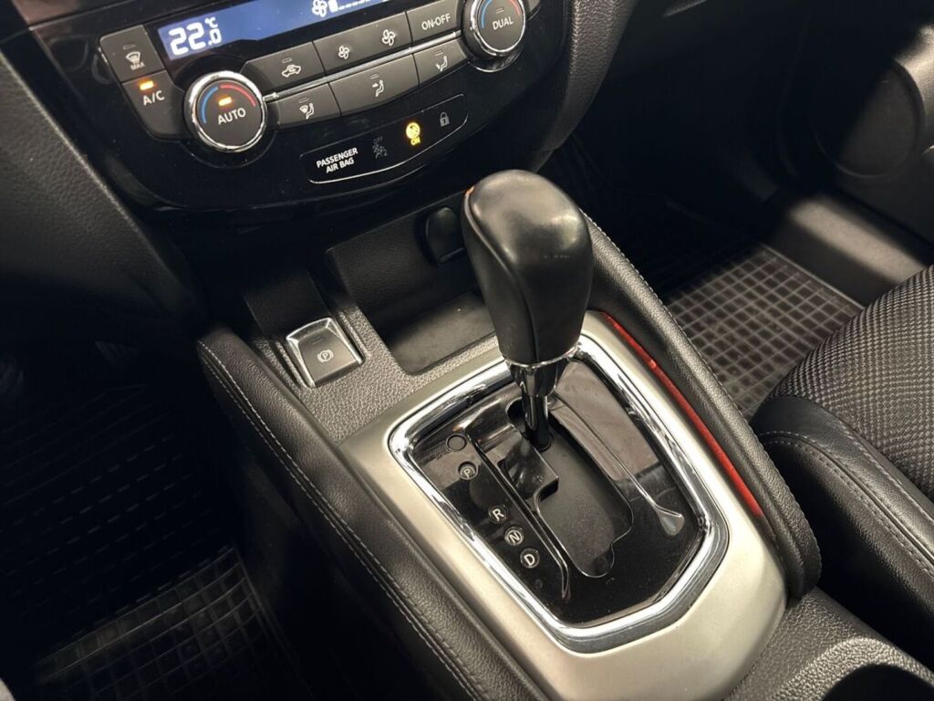 Nissan Qashqai 2015 Punainen