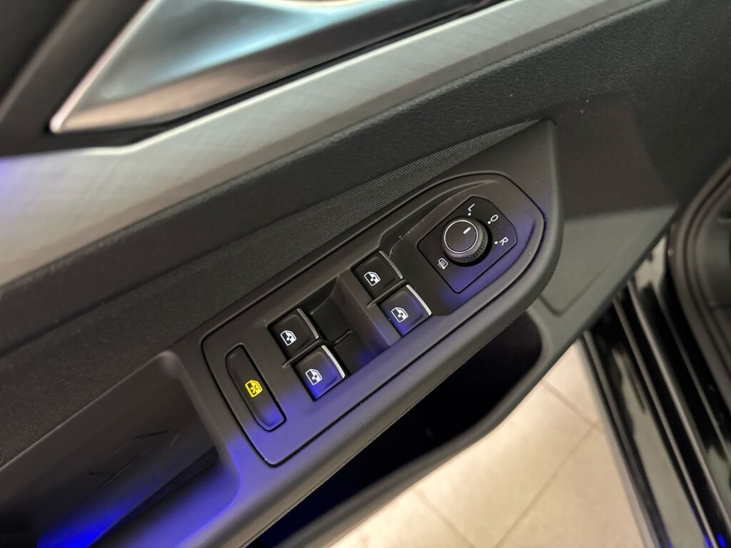 Volkswagen Golf 2022 Musta