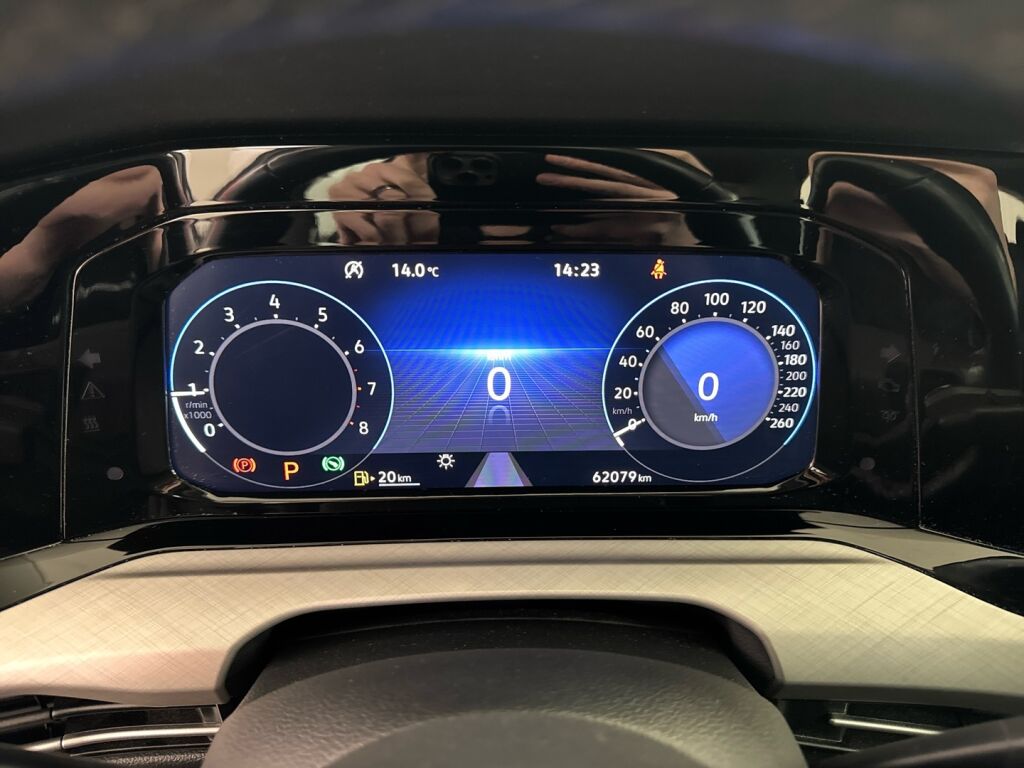 Volkswagen Golf 2022 Musta