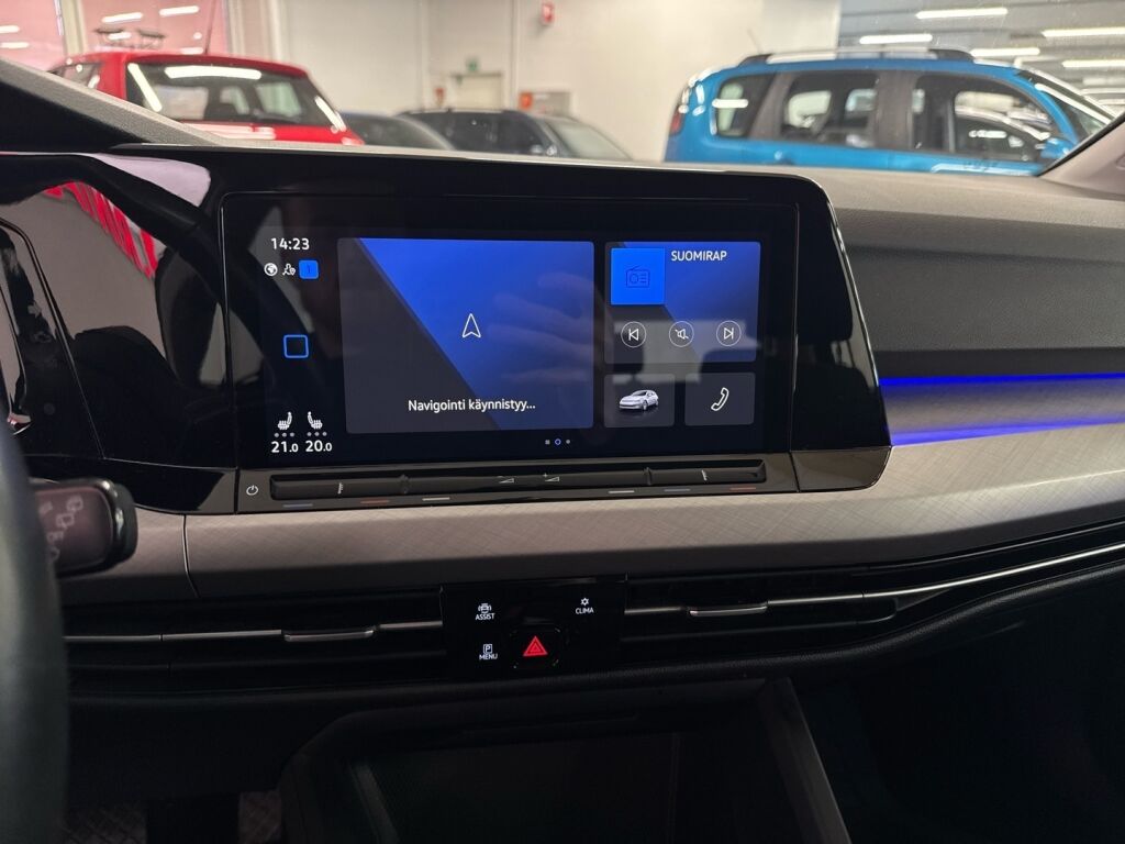 Volkswagen Golf 2022 Musta