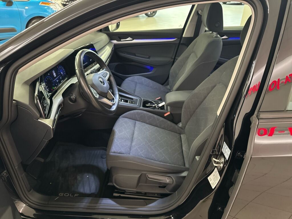 Volkswagen Golf 2022 Musta