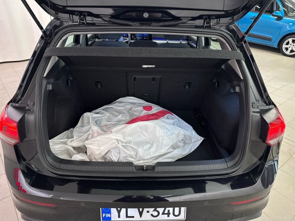 Volkswagen Golf 2022 Musta