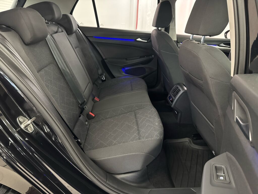 Volkswagen Golf 2022 Musta