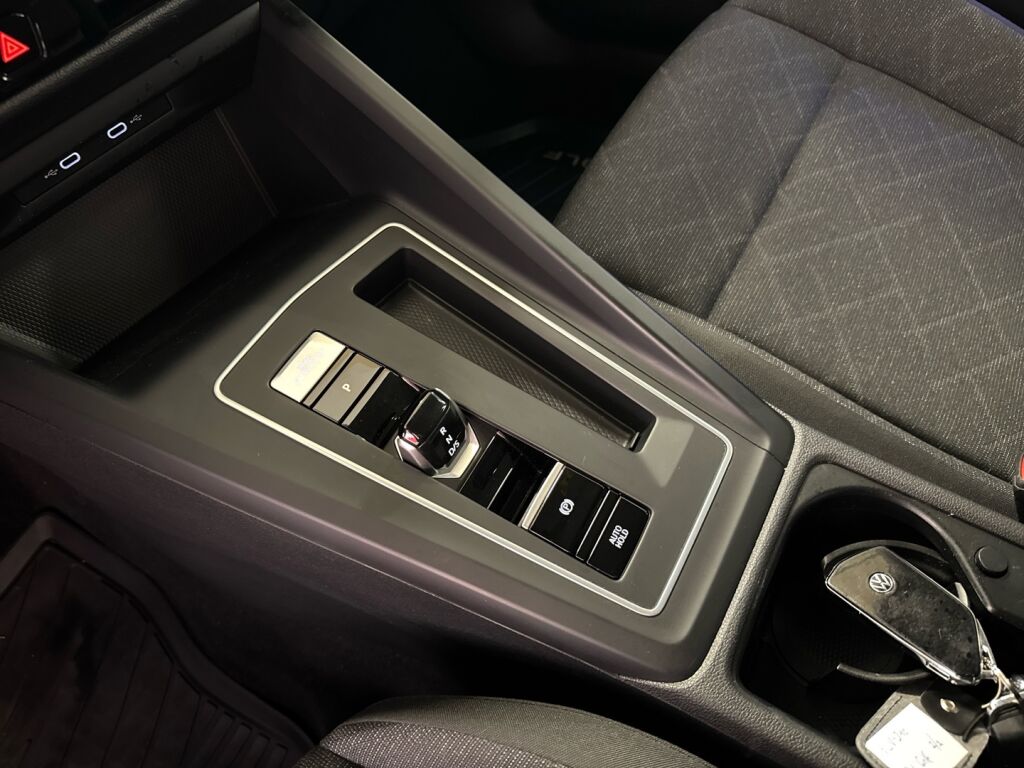 Volkswagen Golf 2022 Musta