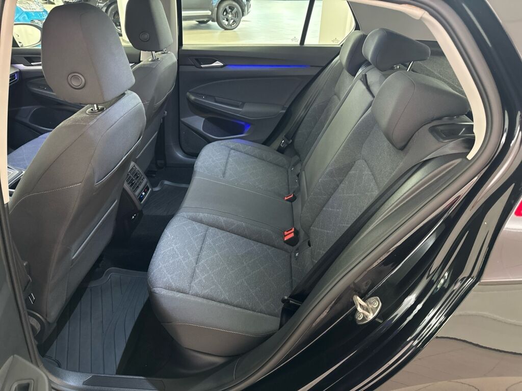 Volkswagen Golf 2022 Musta