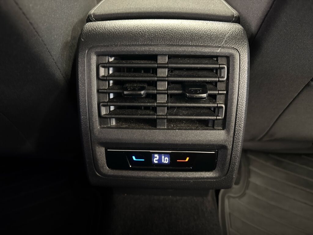 Volkswagen Golf 2022 Musta