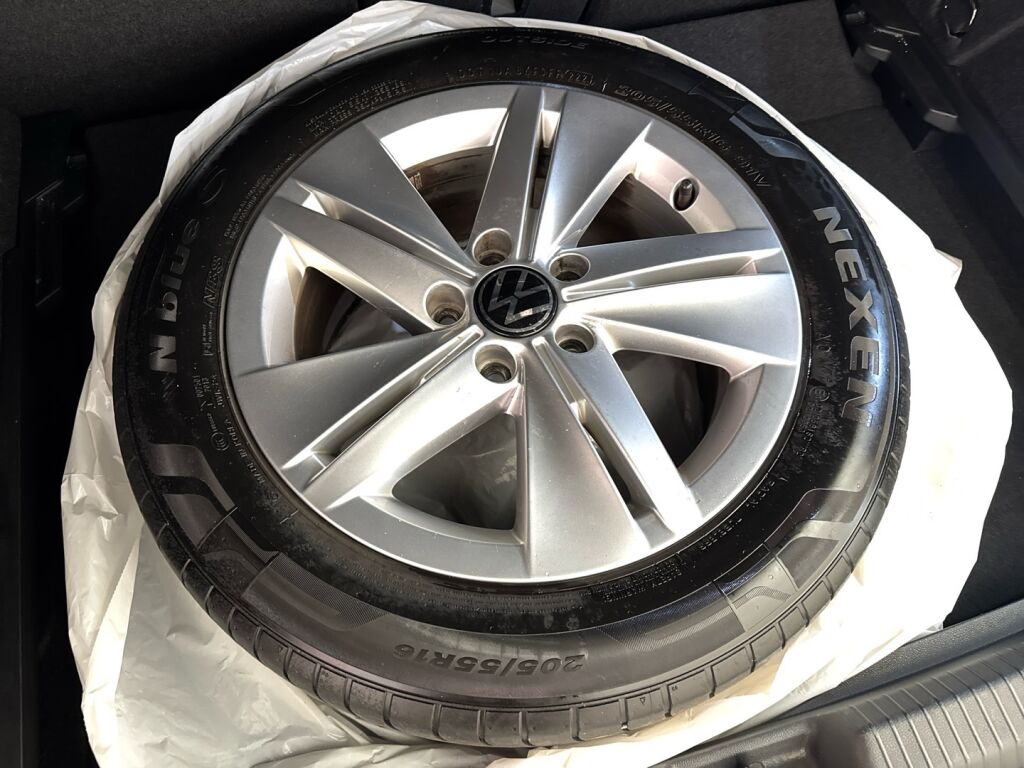 Volkswagen Golf 2022 Musta