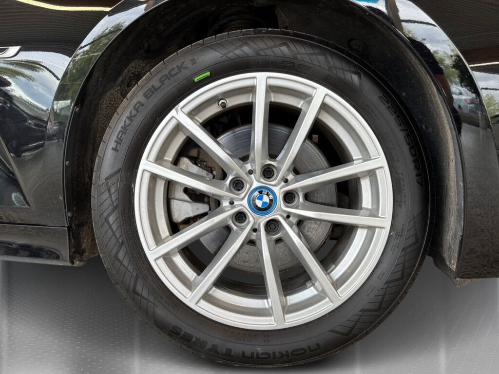 BMW 330 2023 Musta