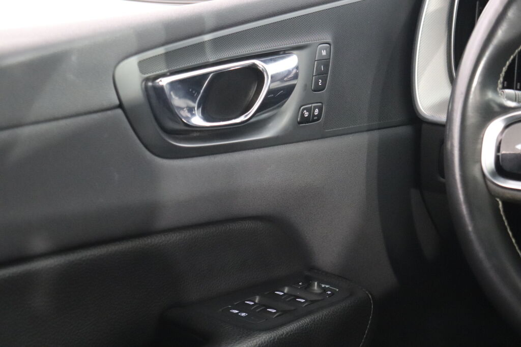 Volvo XC60 2020 Sininen