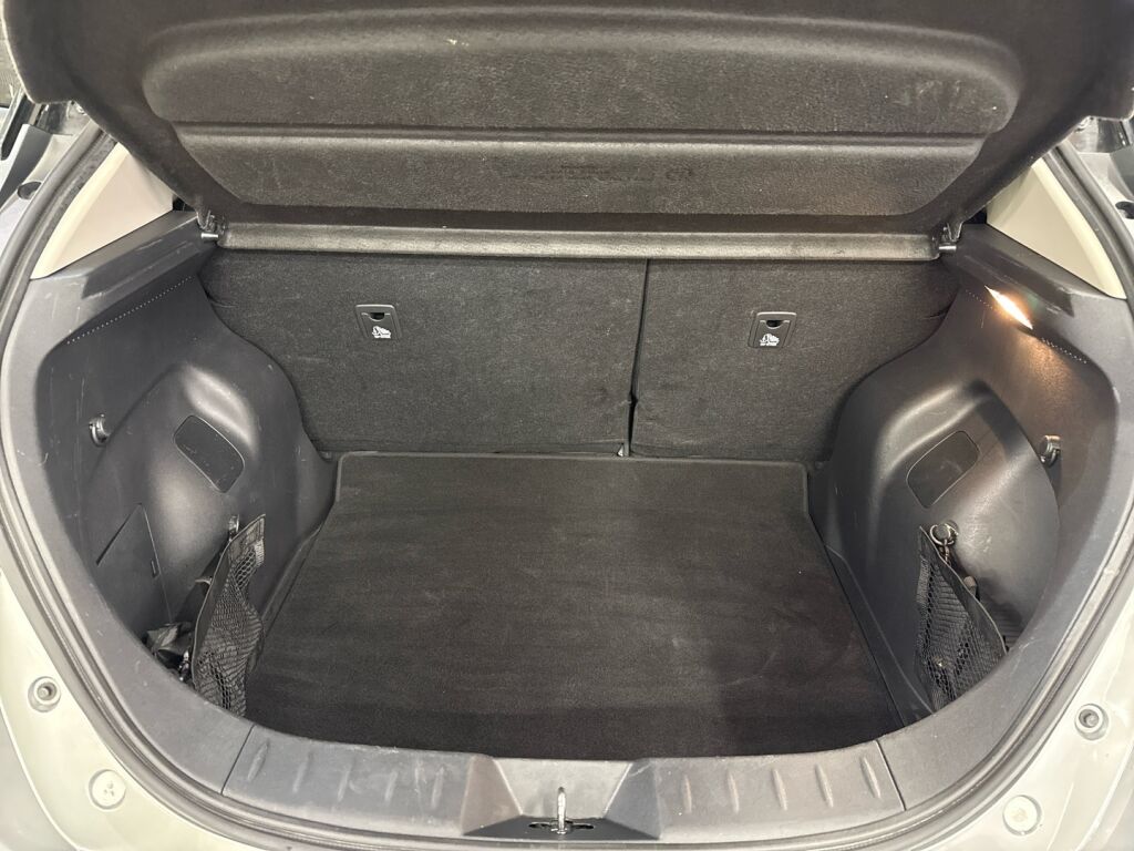 Nissan Leaf 2023 Monivär.