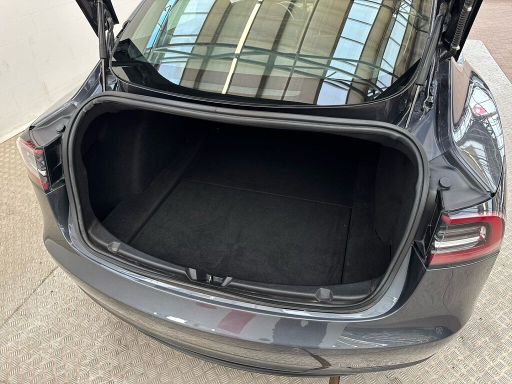 Tesla Model 3 2019 Harmaa