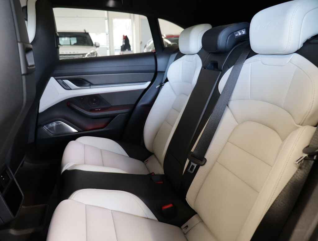 Porsche Taycan 2023 Musta