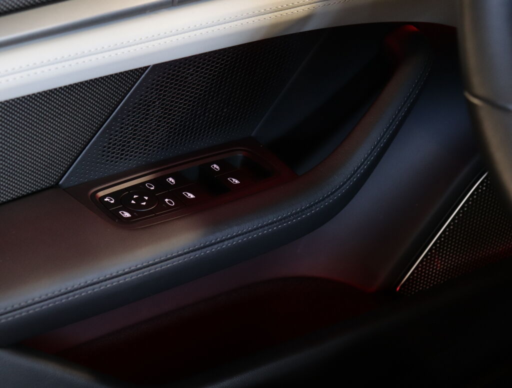 Porsche Taycan 2023 Musta