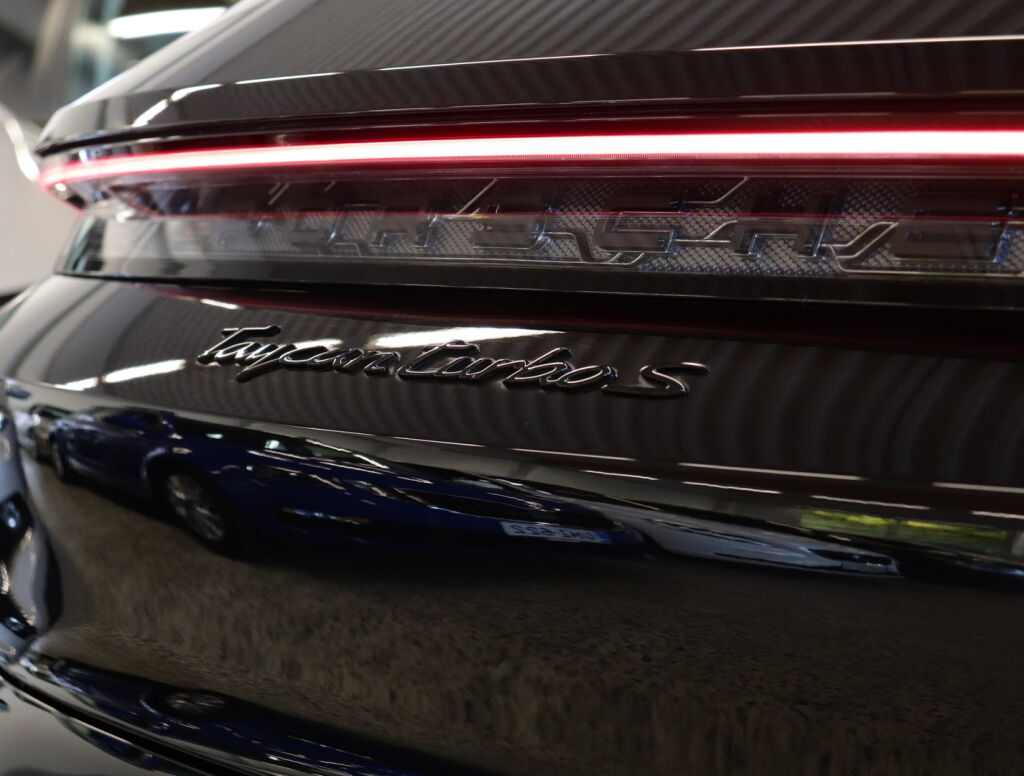 Porsche Taycan 2023 Musta