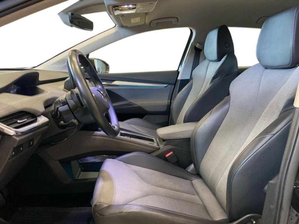 Skoda Enyaq 2023 Musta
