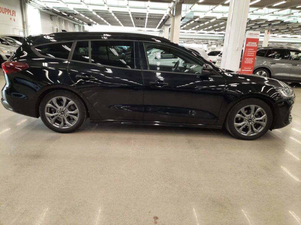 Ford Focus 2023 Musta