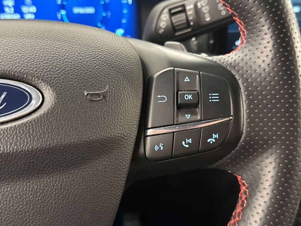 Ford Focus 2023 Musta