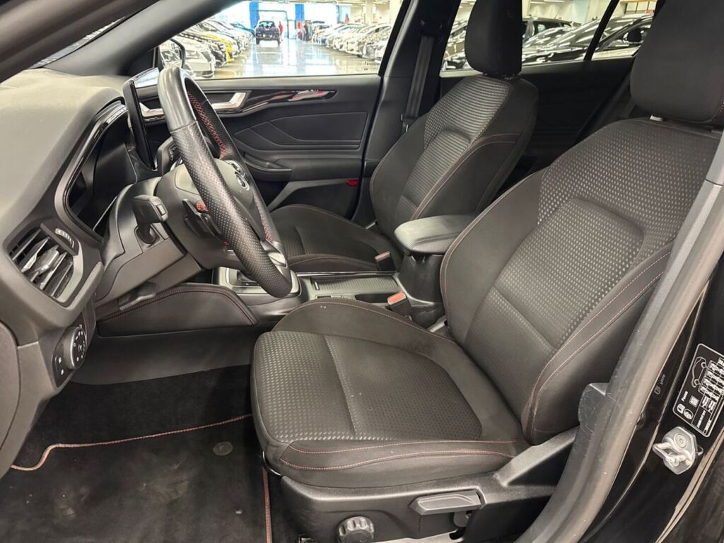 Ford Focus 2023 Musta