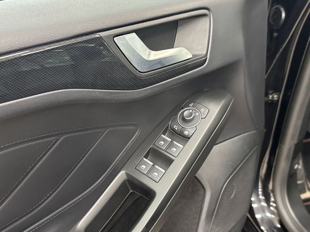 Ford Focus 2023 Musta