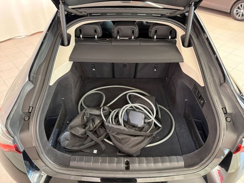 BMW i4 2023 Musta