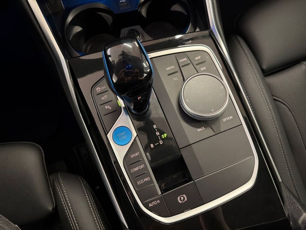 BMW i4 2023 Musta