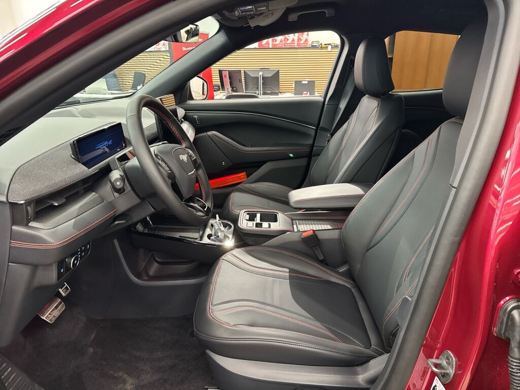 Ford Mustang Mach-E 2026 Punainen