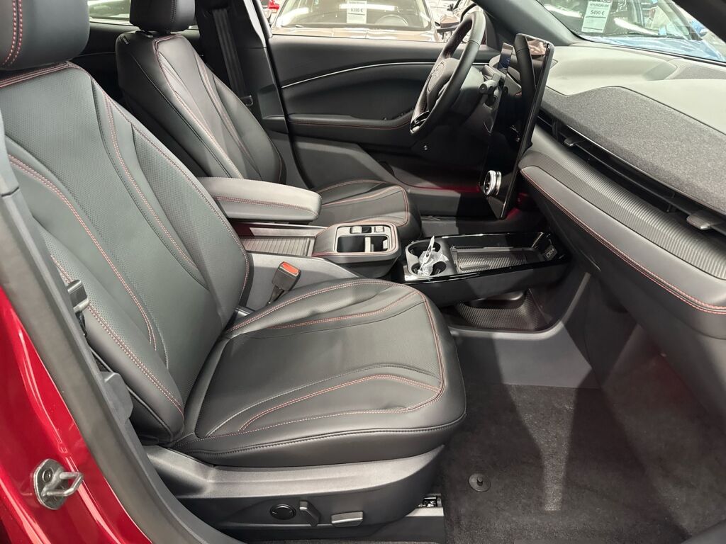 Ford Mustang Mach-E 2026 Punainen