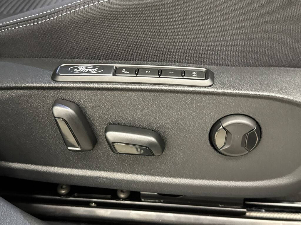 Ford Explorer 2026 Musta