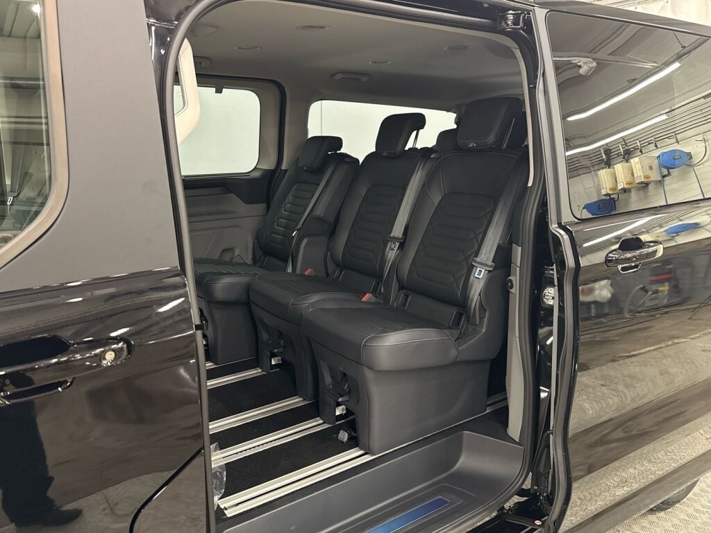 Ford Tourneo Custom 2026 Musta