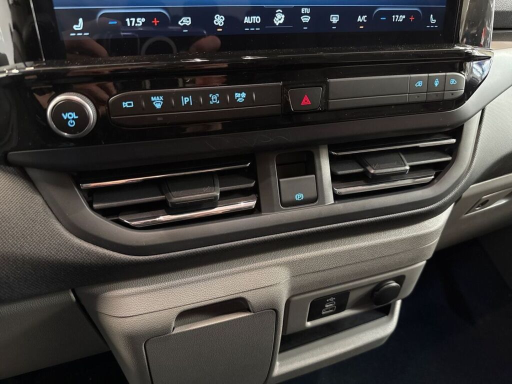 Ford Tourneo Custom 2026 Musta