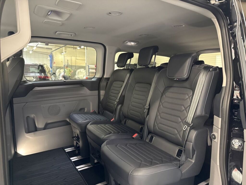 Ford Tourneo Custom 2026 Musta