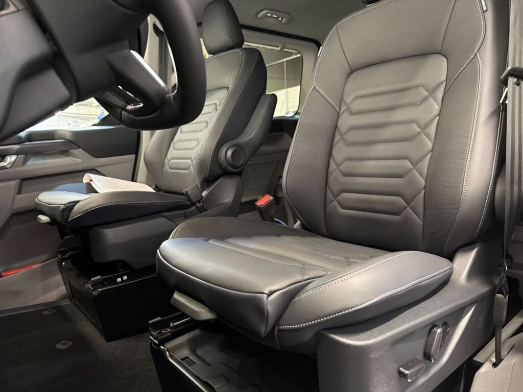Ford Tourneo Custom 2026 Musta