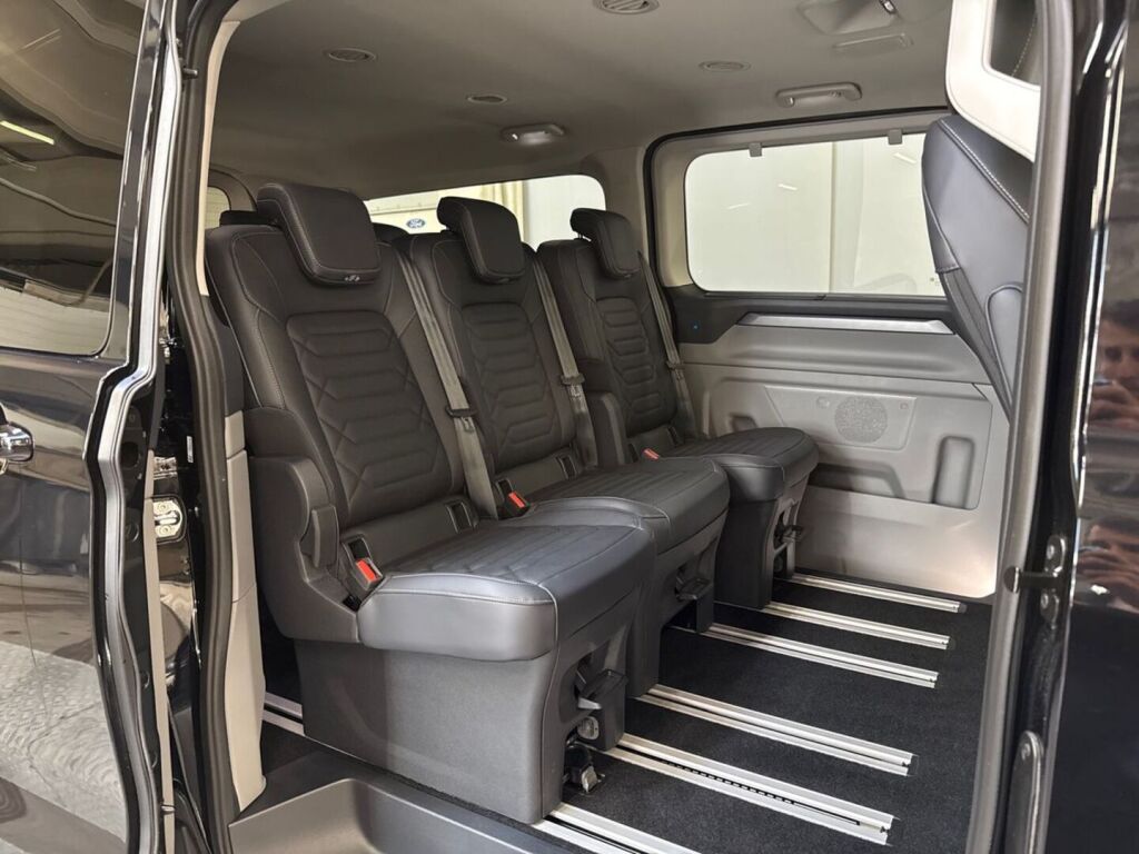 Ford Tourneo Custom 2026 Musta