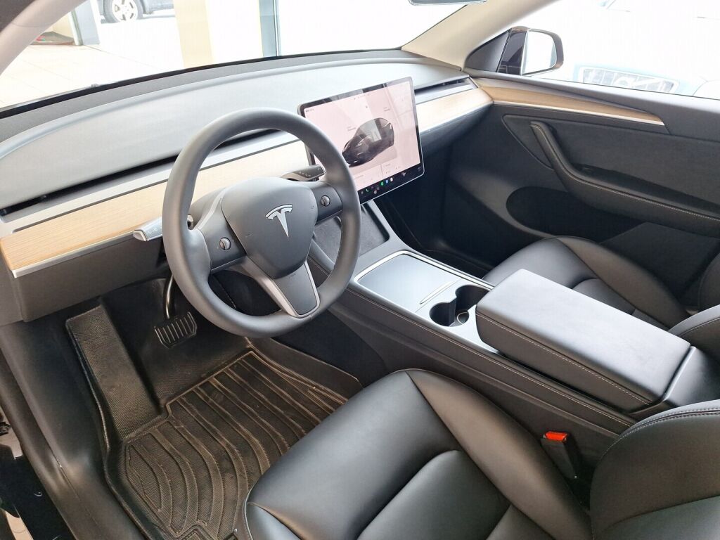 Tesla Model Y 2022 Musta