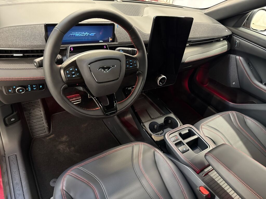 Ford Mustang Mach-E 2026 Punainen