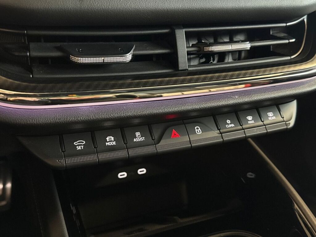 Skoda Enyaq 2023 Oranssi