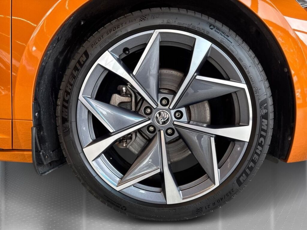 Skoda Enyaq 2023 Oranssi