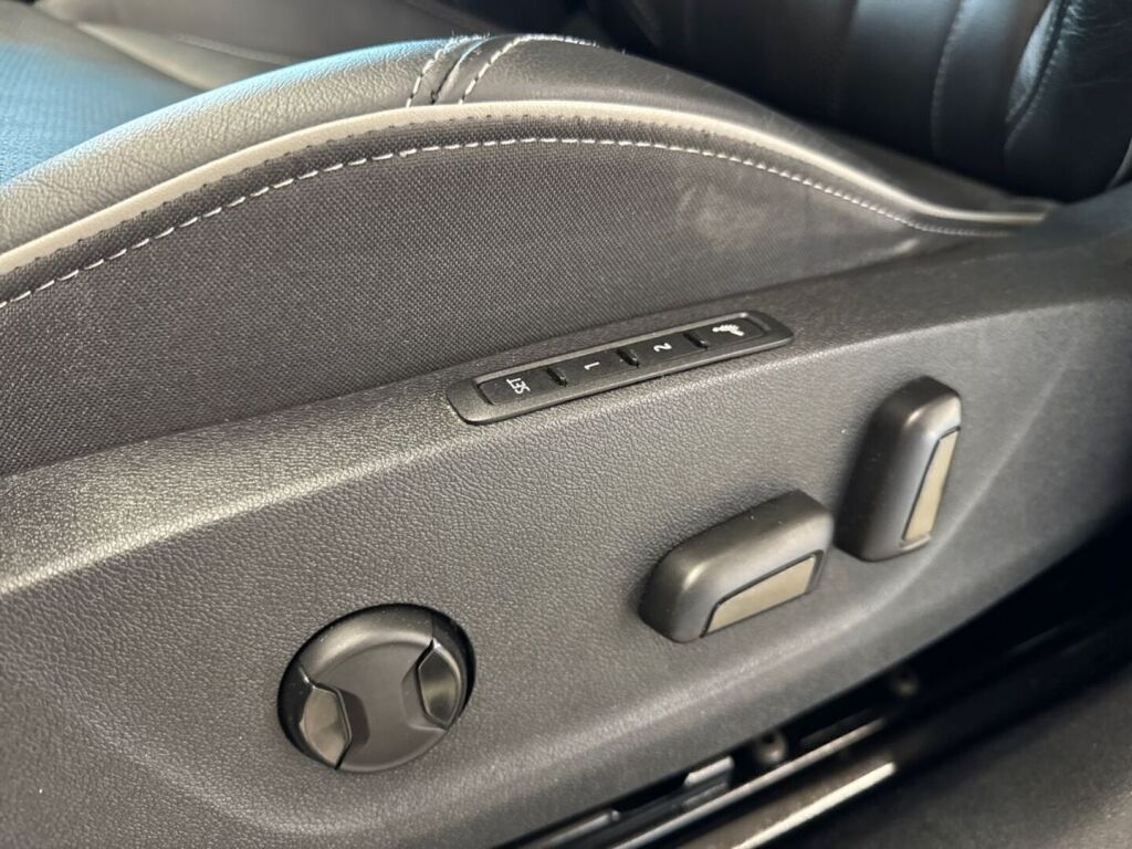 Skoda Enyaq 2023 Oranssi