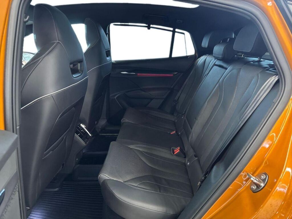 Skoda Enyaq 2023 Oranssi