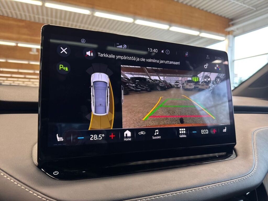 Skoda Enyaq 2023 Oranssi