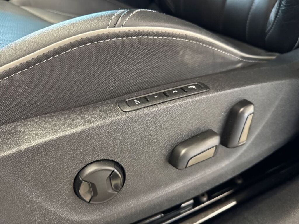 Skoda Enyaq 2023 Oranssi